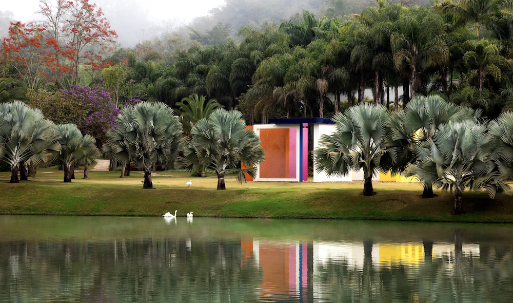 Hélio Oiticica, Invenção da cor, Penetrável Magic Square #5, De Luxe, 1977, photo by Eduardo Eckenfels, courtesy of Instituto Inhotim